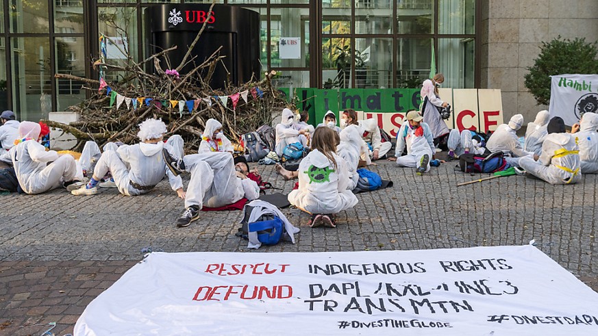 Aktivisten des Klimacamps der Gruppe Collective Climate Justice blockieren am ersten Aktionstag die Bank UBS am Aeschenplatz in Basel.