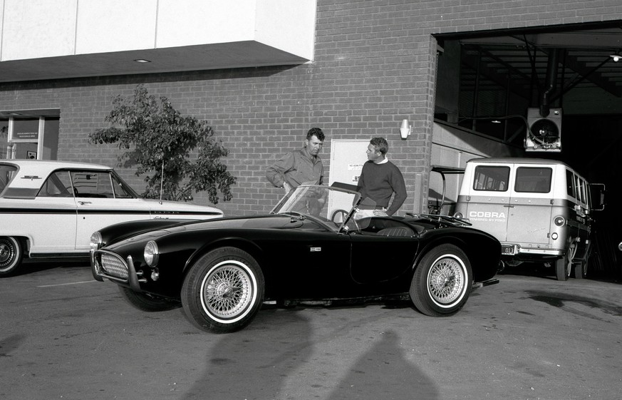 Carroll Shelby Steve McQueen Carroll Shelby talks to Steve McQueen about the new Ford-AC Cobra roadster he bought. June 28, 1963. (Article in comments.)
auto motor hollywood 
https://www.reddit.com/r/ ...