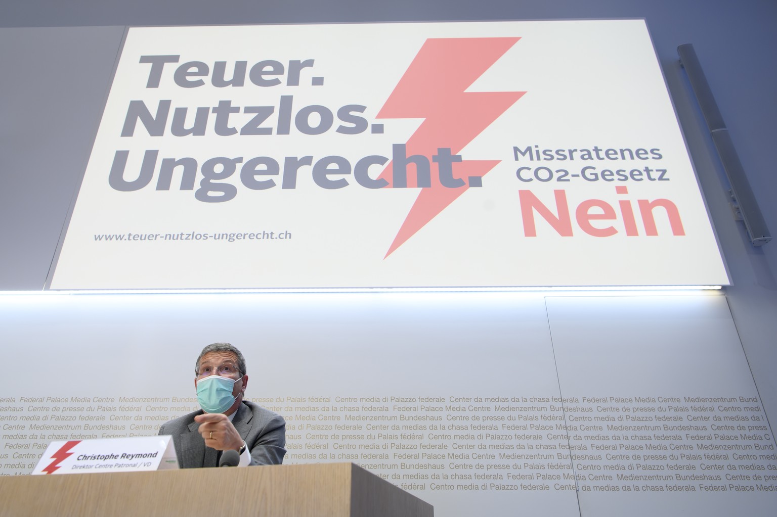 Christophe Reymond, Direktor Centre Patronal, spricht waehrend einer Medienkonferenz des Wirtschaftskomitees &#039;Nein zum CO2-Gesetz&#039;, am Dienstag, 20. April 2021 in Bern. (KEYSTONE/Anthony Ane ...