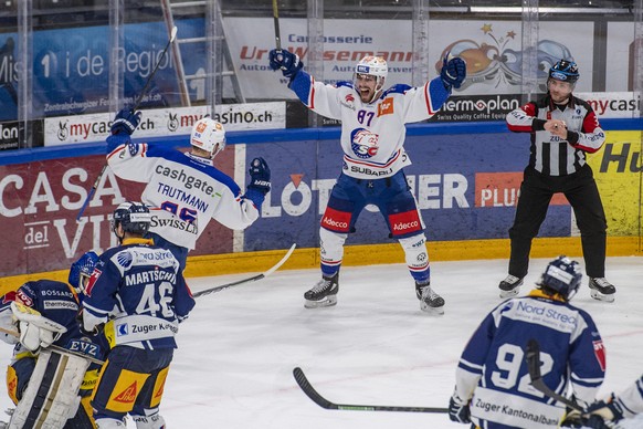 Die Zuercher mit Marco Pedretti, rechts, und Dario Trutmann, mitte, feiern das 1:2 beim Eishockey Meisterschaftsspiel in der Qualifikation der National League zwischen dem EV Zug und den ZSC Lions vom ...