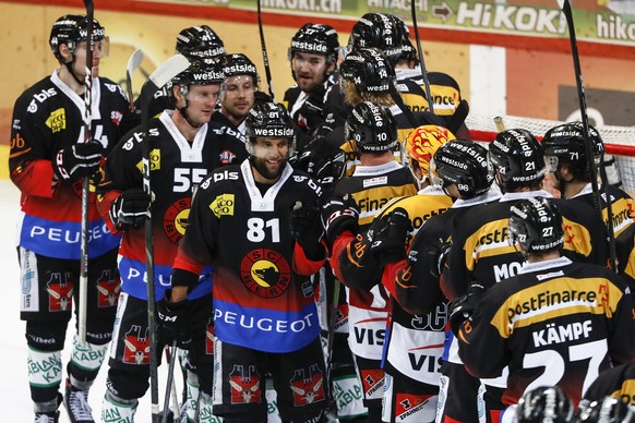 Berns Thomas Ruefenacht, links, und seine Teamkollegen feiern den Sieg nach dem Eishockey Meisterschaftsspiel der National League zwischen dem SC Bern und dem HC Fribourg Gotteron, am Samstag, 7. Deze ...