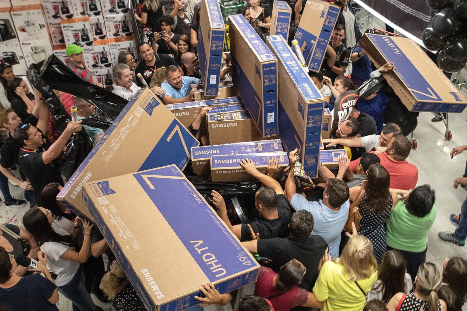 epa07183647 People buy televisions at a supermarket during a Black Friday sale in Sao Paulo, Brazil, 22 November 2018. Black Friday is an day following Thanksgiving Day , annually held on the fourth T ...