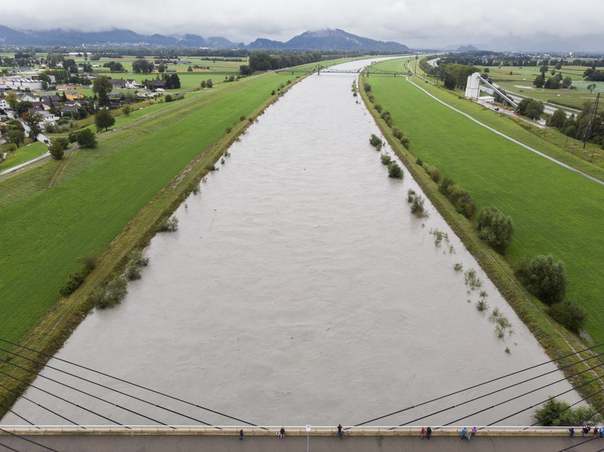 Schaulustige betrachten das Hochwasser im Rhein, aufgenommen am Sonntag, 29. August 2020, in Diepoldsau. Das Rheinufer von Diepoldsau zum Bodensee wurde nach ergiebigen Regenfaellen gesperrt. (KEYSTON ...