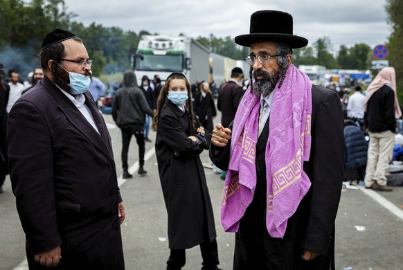 epaselect epa08672971 Hasidim pilgrims wait because they get no permissions to cross the border from Ukrainian officials, in a neutral zone between Noviye Yarylovichi and Novaya Guta checkpoints on th ...