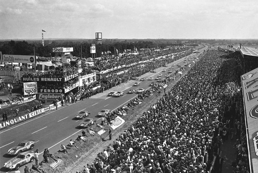 Cars roar away down the straight at the start of the 24-hour Grand Prix D&amp;#x2019;Endurance, June 20, 1964 at Le Mans, Sarthe, France. Ferraris, winning for the fifth year running, took the first t ...