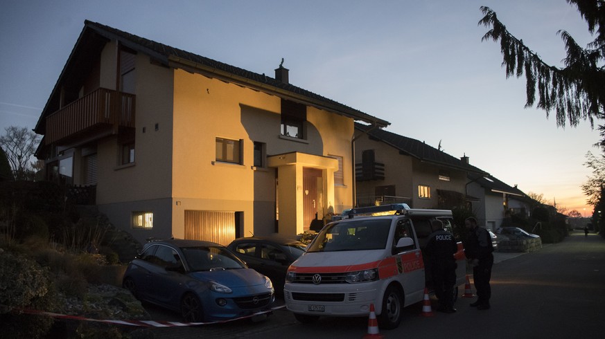 Polizisten stehen vor einem Einfamilienhaus in Suberg BE, am Mittwoch, 15. November 2017. Laut einer Meldung hat die Kantonspolizei Bern in der Nacht auf Mittwoch zwei Personen in einem Haus tot aufge ...