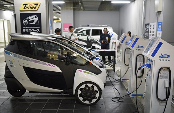 epa04702602 Toyota Motor Corp. compact three-wheeled electric vehicle &#039;i-Road&#039; are parked at a pick-up station in Yurakucho, central Tokyo, Japan, 13 April 2015. From 10 April, Toyota Motor  ...