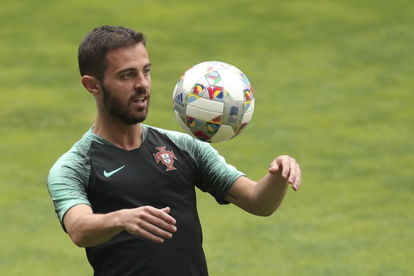 ARCHIV - ZU DEN TEAMS DER GRUPPE F AN DER UEFA EURO 2020 FUSSBALL EUROPAMEISTERSCHAFT STELLEN WIR IHNEN FOLGENDES BILDMATERIAL ZUR VERFUEGUNG � Portugal&#039;s Bernardo Silva controls the ball during  ...