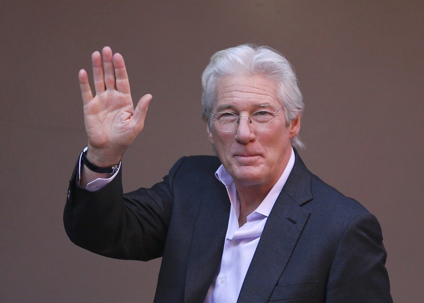 U.S. actor Richard Gere waves upon arrival to a photocall to promote the movie &#039;The Dinner&#039; at the 67th Berlinale International Film Festival in Berlin, Germany, February 10, 2017. REUTERS/A ...