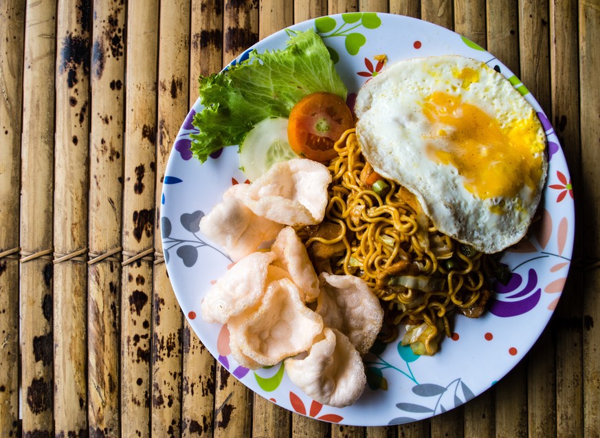 Typical Indonesian dish mie goreng copy space left. bami goreng spiegelei indonesisch essen food kochen