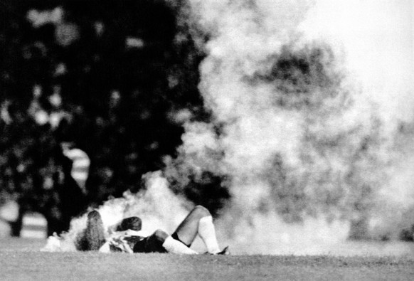 Der chilenische Torhueter Roberto Rojas liegt, angeblich von einem Feuerwerkskoerper getroffen, verletzt am Boden, aufgenommen am 3. September 1989 beim WM-Qualifikationsspiel Brasilien gegen Chile im ...