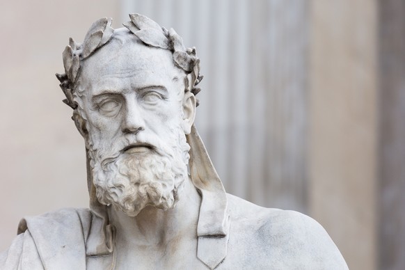 Ein Statue des griechischen Philosophen Xenophanes vor dem Parlamentsgebäude in Wien.