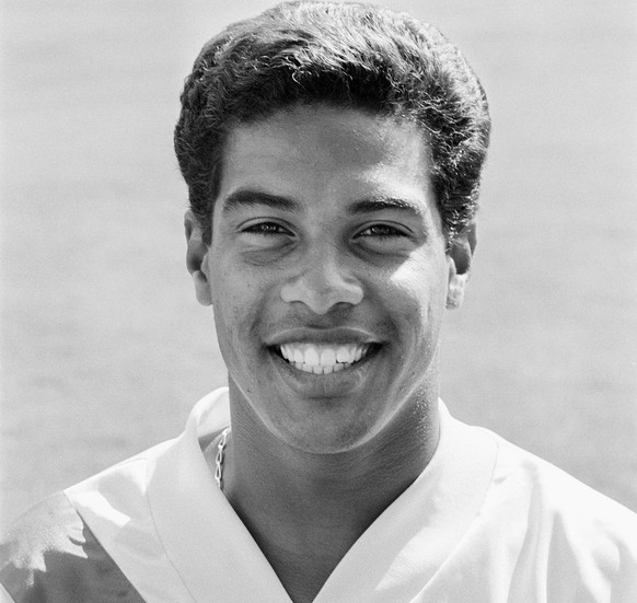 Portrait vom Brasilianer Roberto de Assis, der um neun Jahre aeltere Bruder und jetziger Manager von Ronaldinho, posiert im Dress des FC Sion fuer die Fotografen, aufgenommen im Juli 1993 in Sitten. ( ...