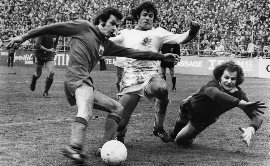 Der Basler Stuermer Ottmar Hitzfeld, links, vergibt am 31. Maerz 1975 am Cupfinal zwischen dem FC Basel und dem FC Winterthur im Wankdorf-Stadion in Bern eine Torchance. Hitzfeld wird von Verteidiger  ...