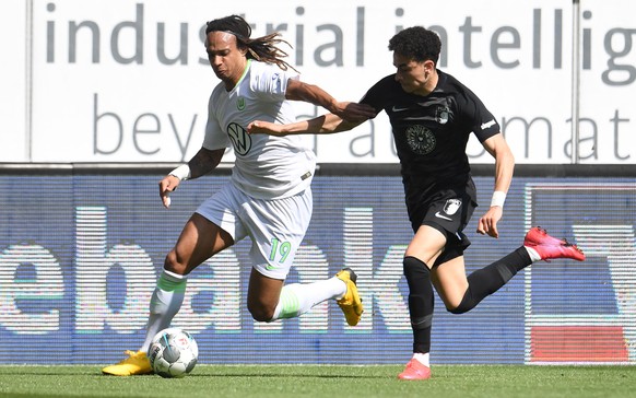 epa08425982 Augsburgs Ruben Vargas (R) and Wolfsburgs Kevin Mbabu in action during the German Bundeliga soccer match between FC Augsburg and VfL Wolfsburg in Augsburg, Germany, 16 May 2020. The German ...