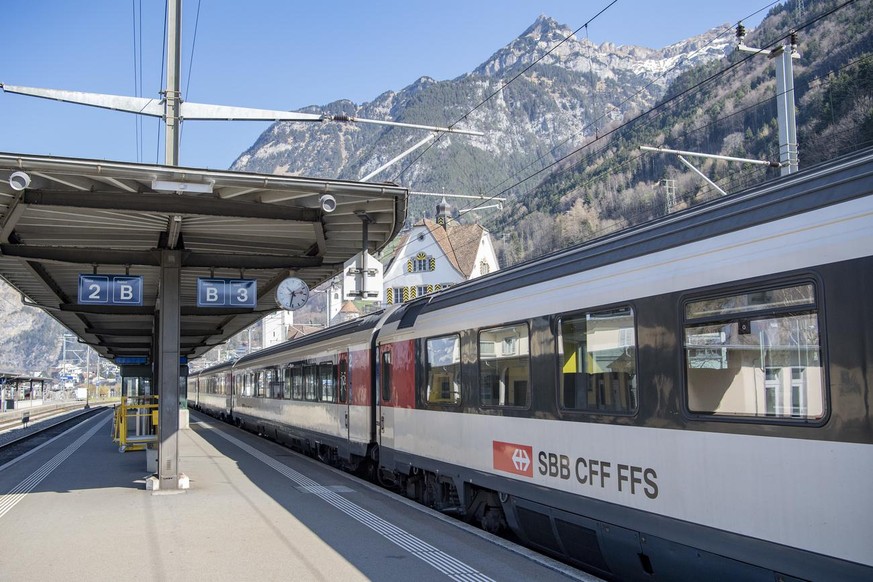 Der Bahnhof in Flueelen im Kanton Uri am Donnerstag, 19. Maerz 2020 ist wegen dem Coronavirus nicht, oder nur sehr leicht bevoelkert. (KEYSTONE/Urs Flueeler)