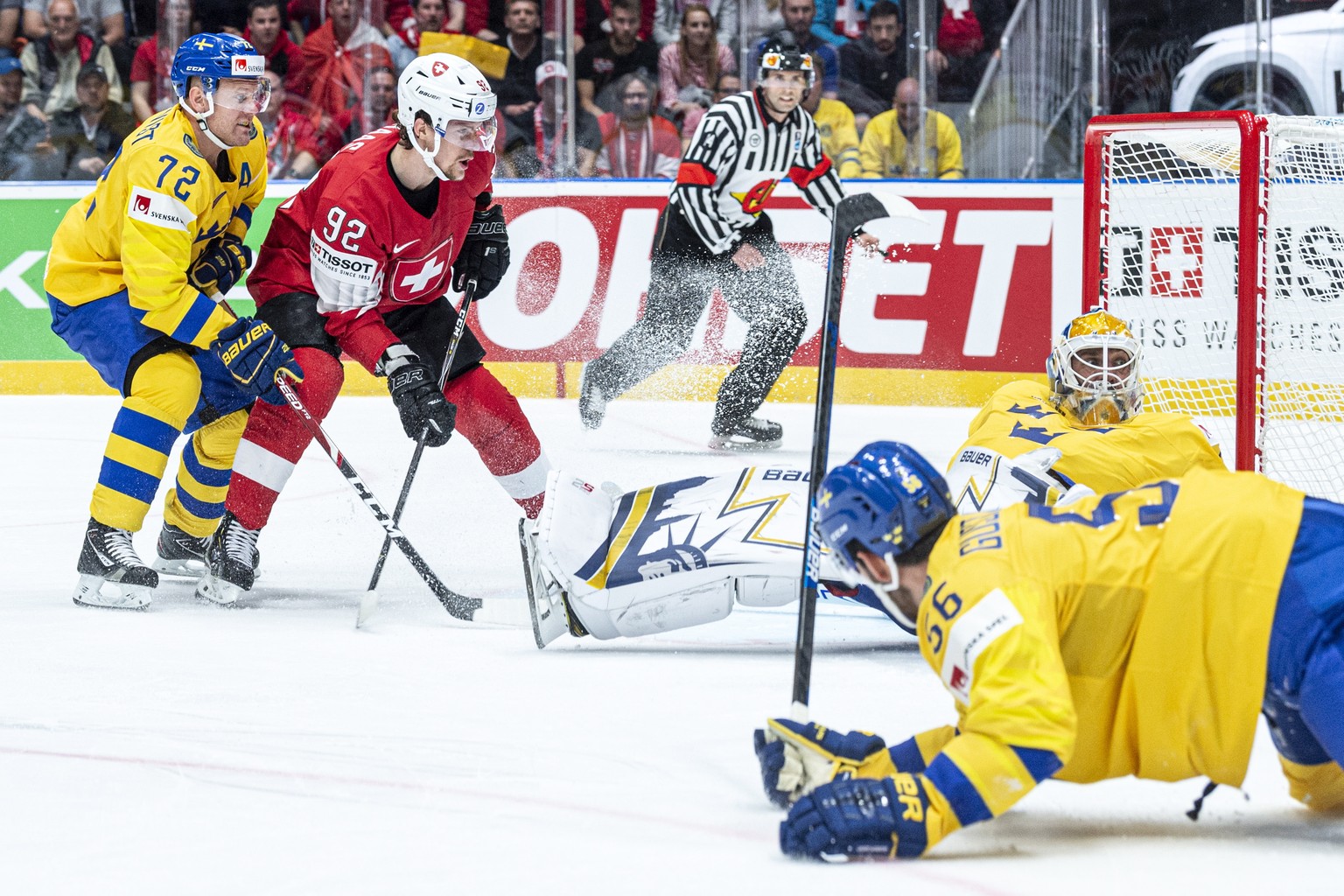 epa07582291 Sweden&#039;s Patric Hornqvist (L) and goalkeeper Henrik Lundqvist (R) in action against Switzerland&#039;s Gaetan Haas during the match between Sweden and Switzerland at the IIHF Ice Hock ...