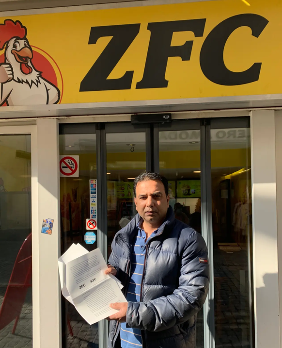 Ahmad Saeed (52) in seinem ZFC-Restaurant im Zürcher Niederdorf. In der Hand hält er das Anwaltschreiben von «Kentucky Fried Chicken».