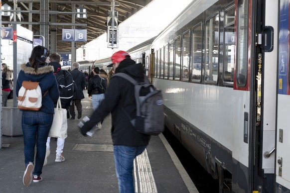 Des personnes descendent d&#039;un train sur le quai de la Gare CFF de Lausanne lors de la pandemie du virus Coronavirus, (Covid-19) ce lundi 16 mars 2020 a Lausanne. (KEYSTONE/Leandre Duggan)