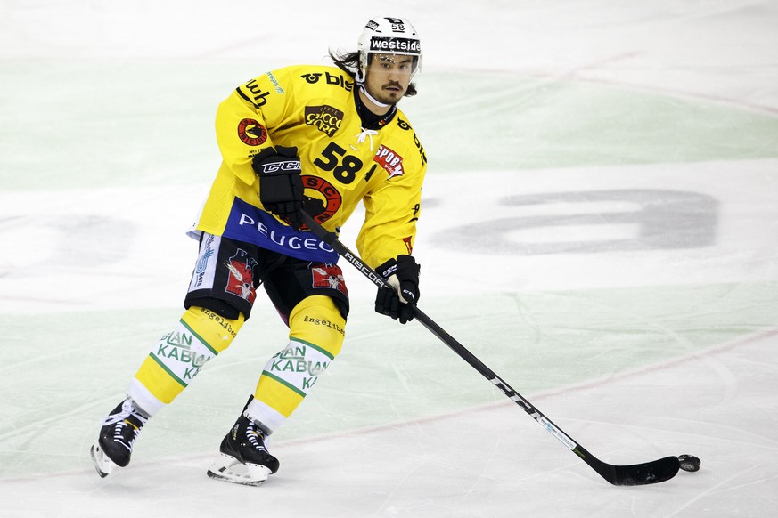 Bern&#039;s defender Eric Blum drives the puck, during a National League regular season game of the Swiss Championship between Geneve-Servette HC and SC Bern, at the ice stadium Les Vernets, in Geneva ...