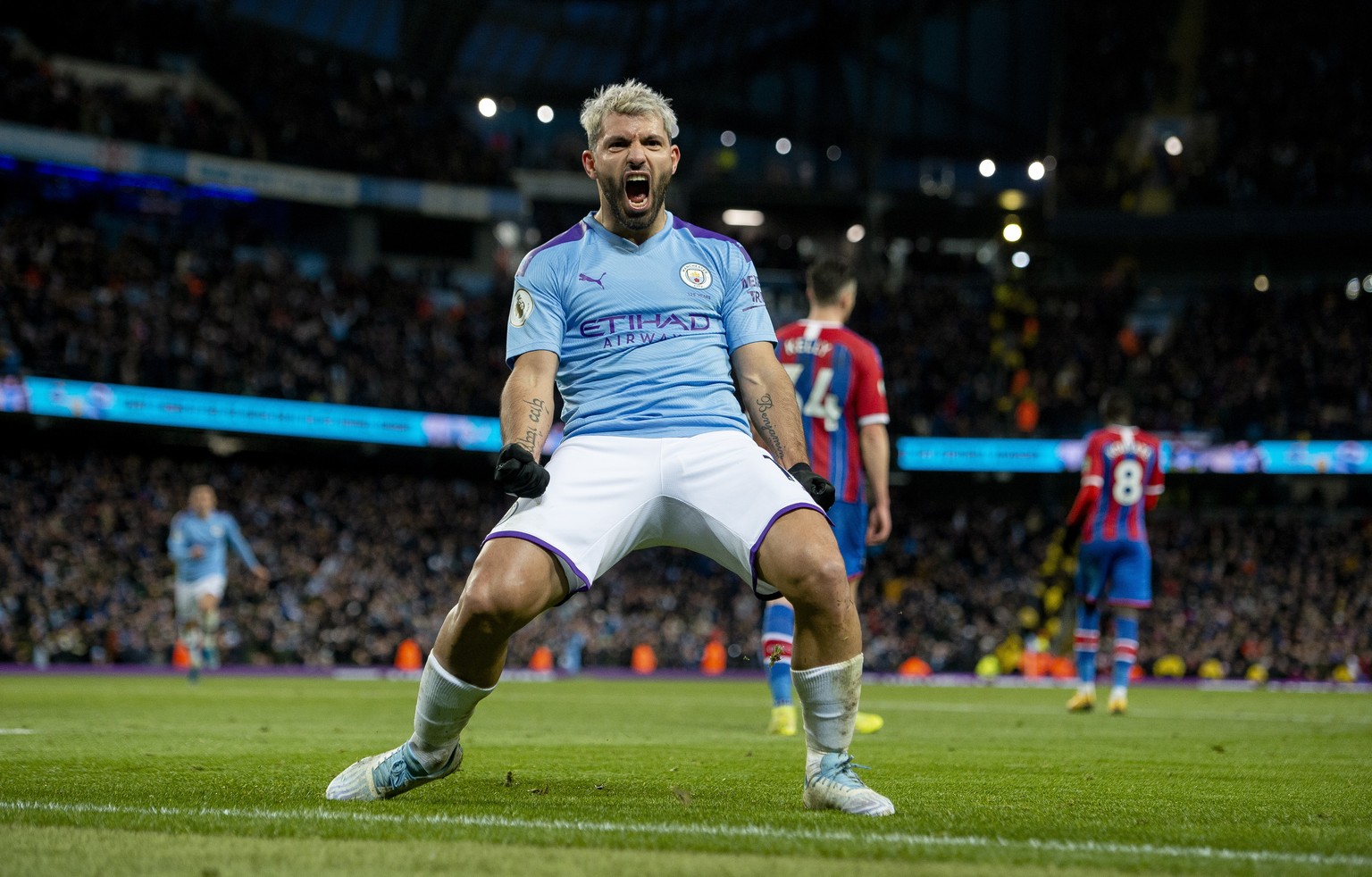 epa08138964 Manchester City&#039;s Sergio Aguero celebrates after scoring the 2-1 goal during the English Premier League soccer match between Manchester City and Crystal Palace at Etihad Stadium, Manc ...