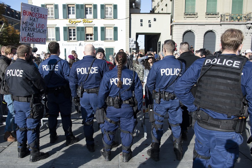 Polizisten ueberwachen Corona-Skeptiker auf dem Bundesplatz, am Samstag, 31. Oktober 2020, in Bern. (KEYSTONE/Peter Schneider)