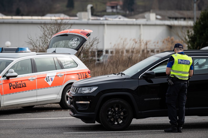 epa08281820 The Ticino cantonal police checks border crossers along the Italian-Swiss border after the Lombardy region was declared a red zone due to the corona virus COVID-19, in Stabio, Switzerland, ...