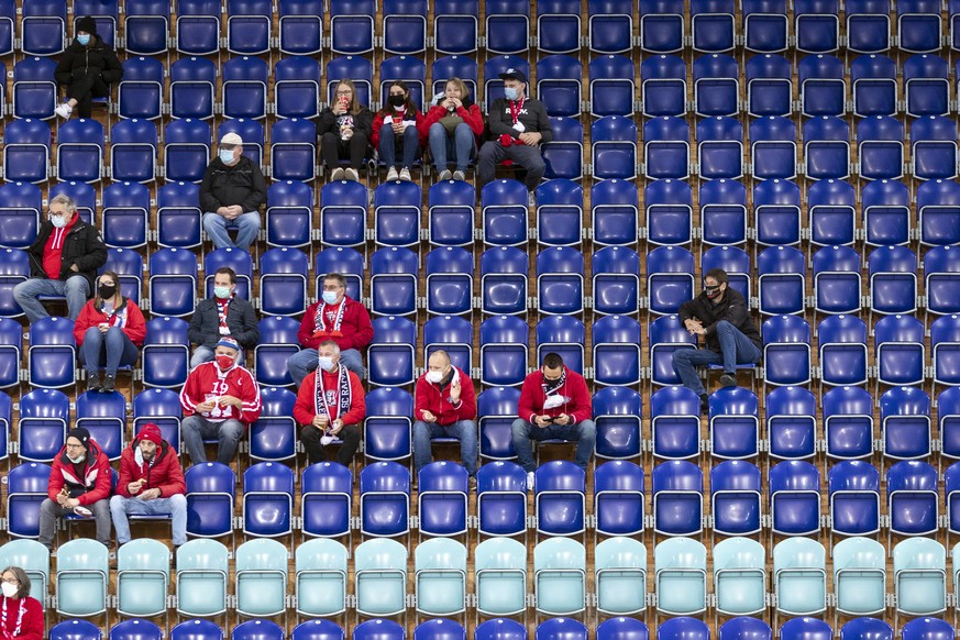 Fans im Eishockey Spiel der National League zwischen den Rapperswil-Jona Lakers gegen Fribourg-Gotteron am Freitag, 13. November 2020, in der St. Galler Kantonalbank Arena in Rapperswil. (KEYSTONE/Ale ...