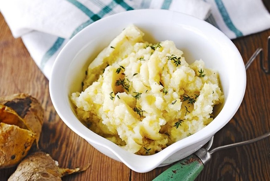 potato and celeriac mash kartoffel und knollensellerie puree stampf essen food vegetarisch https://www.jamieoliver.com/recipes/vegetables-recipes/baked-potato-celeriac-amp-garlic-mash/