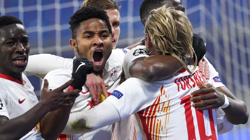 epa08799327 Emil Forsberg (R) of Leipzig celebrates with teammates after scoring the 2-1 goal during the UEFA Champions League group H soccer match between RB Leipzig and Paris Saint-Germain (PSG) in  ...