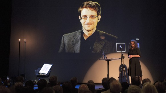 epa04914256 Hege Newth Nouri (R), president of the Norwegian Academy of Literature and Freedom of Expression, awards the Bjornson Prize 2015 to US Edward Snowden (on screen) in Molde, Norway, 05 Septe ...