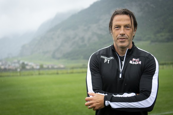 Le nouvel entraineur du FC Sion Paolo Tramezzani pose a la fin de son premier entrainement du club de football de Super League du FC Sion ce jeudi 4 juin 2020 a Riddes. (KEYSTONE/Laurent Gillieron)