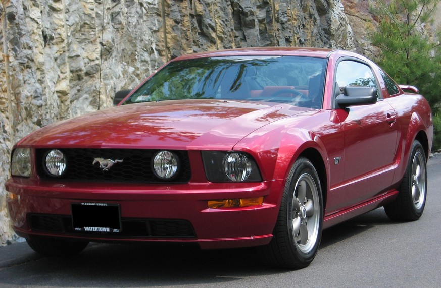 ford mustang 2005 retro styling auto design https://en.wikipedia.org/wiki/Ford_Mustang_(fifth_generation)