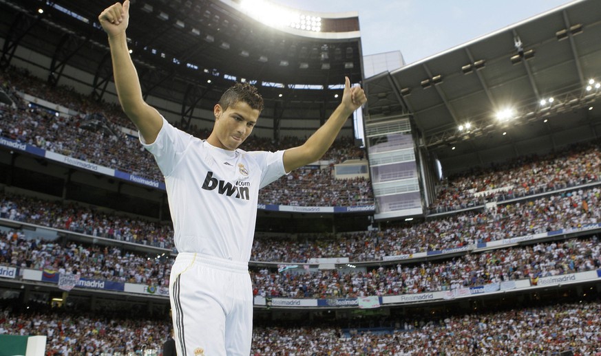 Real Madrid new soccer player Cristiano Ronaldo from Portugal waves to fans during his presentation at the Santiago Bernabeu stadium in Madrid on Monday, July 6, 2009. After a three-year wait, 80,000  ...