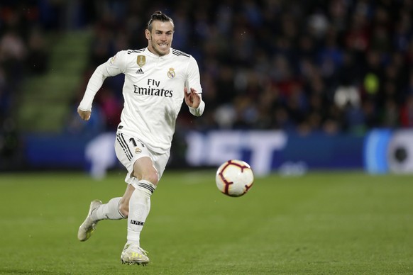 Real Madrid&#039;s Gareth Bale goes for the ball during a Spanish La Liga soccer match between Getafe and Real Madrid at the Alfonso Perez stadium in Getafe, Spain, Thursday, April 25, 2019. (AP Photo ...