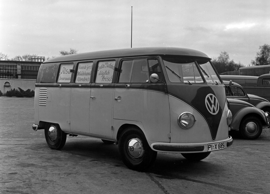 Ein VW Bus T1 als Verkaufswagen auf dem Hof des Volkswagenwerks in Wolfsburg, Deutschland 1950er Jahre. A Volkswagen bus model T1 as a mobile snack bar on the court of Volkswagen favtory at Wolfsburg, ...