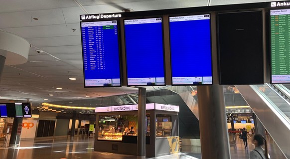 Die Abflugtafeln in Zürich am 12. Juni. Normalerweise sind die Screens voll, jetzt hat das Tagesprogramm auf einem Bildschirm Platz.