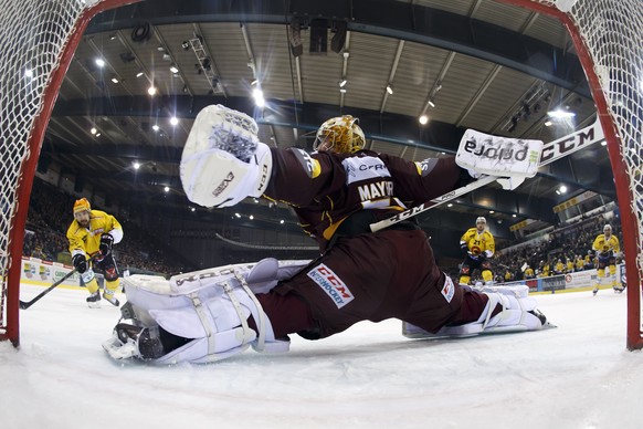 Bern&#039;s center Mark Arcobello, of USA, left, scores the 0:2 against Geneve-Servette&#039;s goaltender Robert Mayer, right, during the second leg of the playoffs quarterfinals game of National Leag ...
