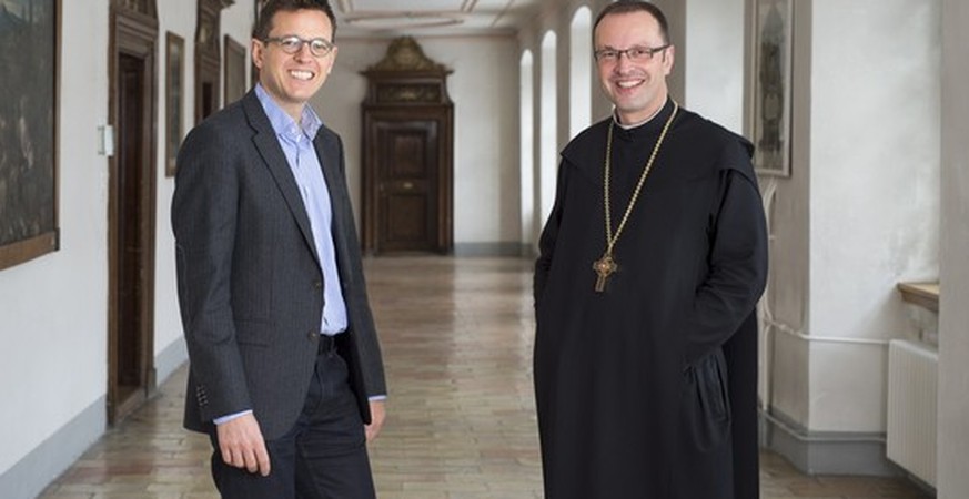 Der Einsiedler Abt Urban Federer (r.) empfängt «Nordwestschweiz»-Chefredaktor Christian Dorer in einem der langen Klostergänge.