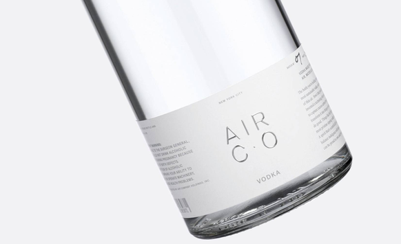 Der Wodka der Marke «Air Co» wird CO2-negativ produziert.