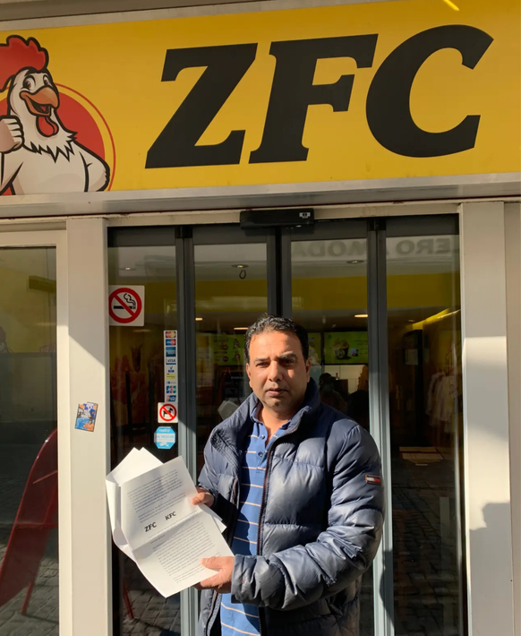 Ahmad Saeed vor seinem Restaurant im Zürcher Niederdorf kritisiert den Kopie-Vorwurf aus den USA von «Kentucky Fried Chicken»: «Unser gelb-rotes Logo ist völlig anders als das rot-weisse der Amerikane ...