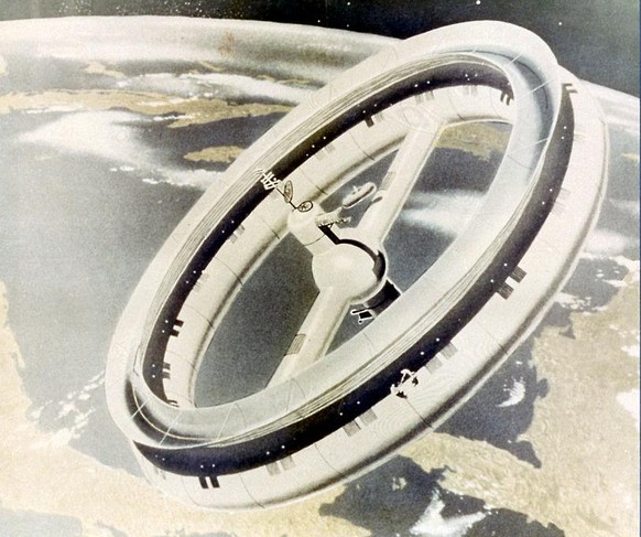 Rotierende Raumstation, Konzept von Wernher von Braun, 1952.
https://de.wikipedia.org/wiki/Rotierende_Raumstation?ref=articletext#/media/Datei:Von_Braun_1952_Space_Station_Concept_9132079_original.jpg