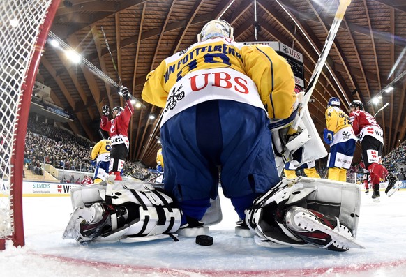 epa08093299 Team Canada`s Eric Fehr (L) celebrates scoring the 3-0 lead versus Davos&#039; goalie Joren van Pottelberghe during the game between Team Canada and HC Davos, at the 93th Spengler Cup ice  ...
