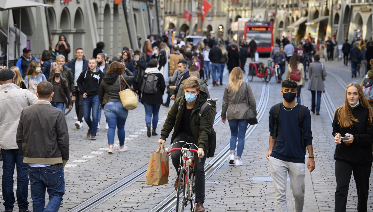 Personen mit und ohne Schutzmasken gehen durch die Marktgasse waehrend der Corona-Krise, am Samstag, 24. Oktober 2020, in Bern. Der Regierungsrat hat am Freitag eine Reihe von Verboten beschlossen, di ...