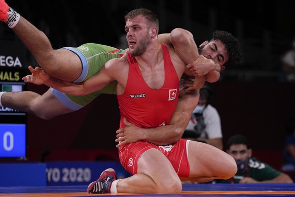 Switzerland&#039;s Stefan Reichmuth, left, and Algeria&#039;s Fateh Benferdjallah compete during the men&#039;s 86kg freestyle wrestling match at the 2020 Summer Olympics, Wednesday, Aug. 4, 2021 in C ...