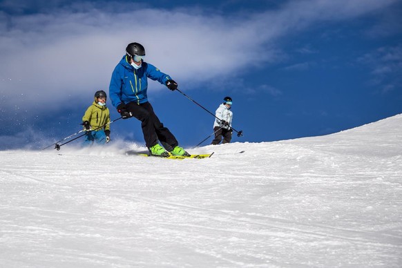 Des skieurs portant des masques de protection profitent de skier sur une piste du domaine skiable valaisan pendant la crise du Coronavirus (Covid-19) le samedi 28 novembre 2020 a Verbier. La Suisse es ...