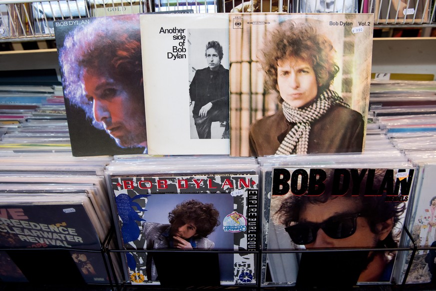 epa05583832 The records &#039;At Budokan&#039; (top, L-R), &#039;Another side of Bob Dylan&#039;, &#039;Blonde on Blonde, &#039;Emprie Burlesque&#039; (bottom-C) and &#039;Infields&#039; (bottom-R) by ...