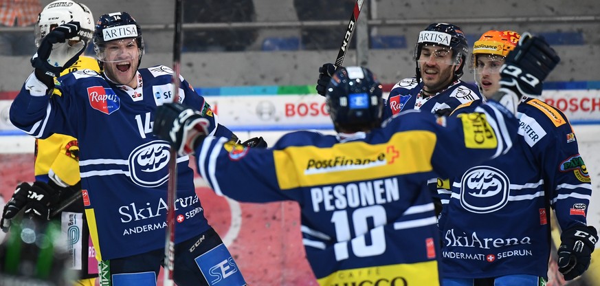 Ambri&#039;s Adam Hall, left, celebrates his 3-3 goal with his teammates, during during the preliminary round game of National League A (NLA) Swiss Championship 2016/17 between HC Ambri Piotta and SC  ...