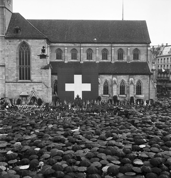 Bundesfeier auf dem Muensterplatz in Zuerich bei Regen, aufgenommen am 1. August 1945. (KEYSTONE/PHOTOPRESS-ARCHIV/Milou Steiner)