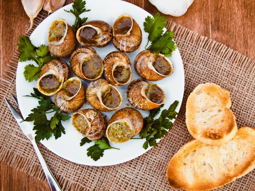 Escargots weinberg schnecken frankreich französische küche rezept essen food shutterstock